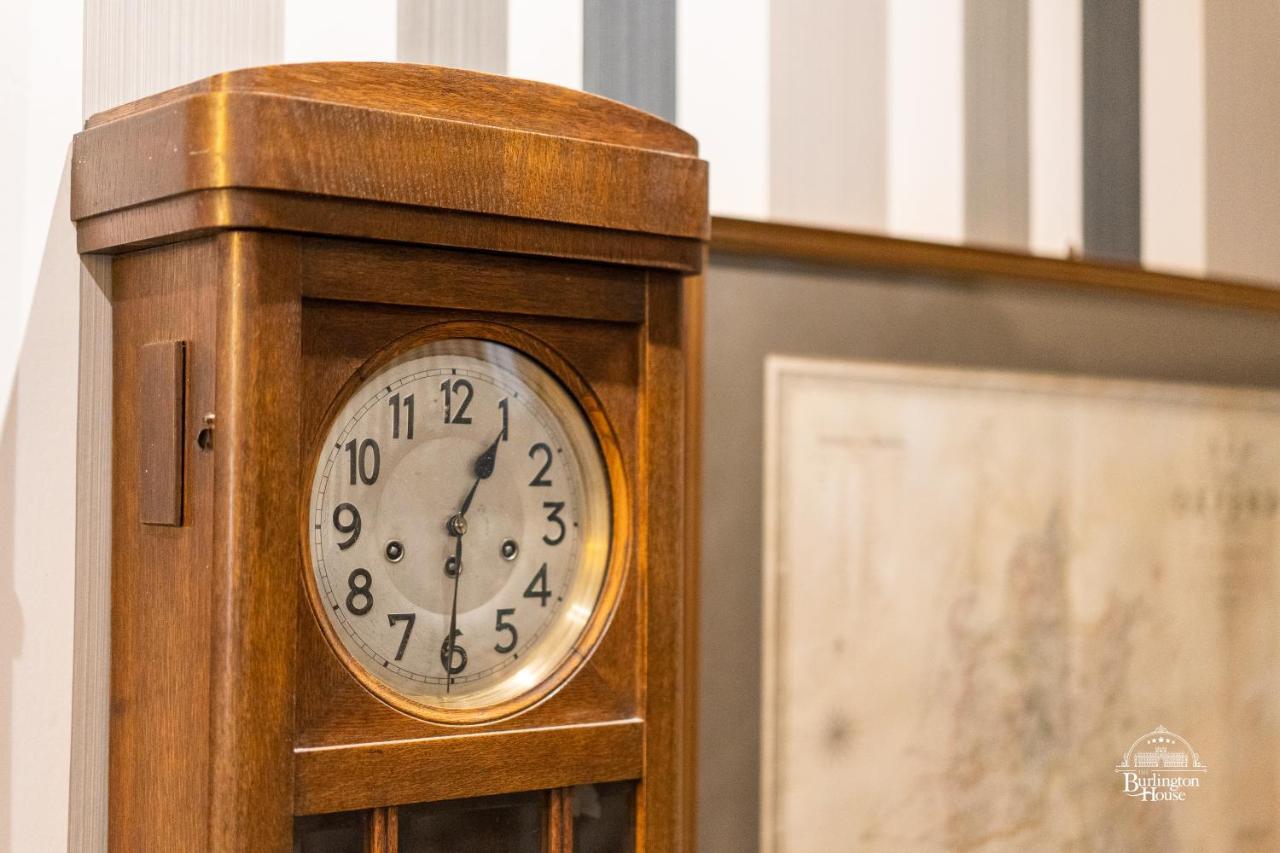 Burlington House Boutique Bed & Breakfast Oxford Ngoại thất bức ảnh Clock in the lobby