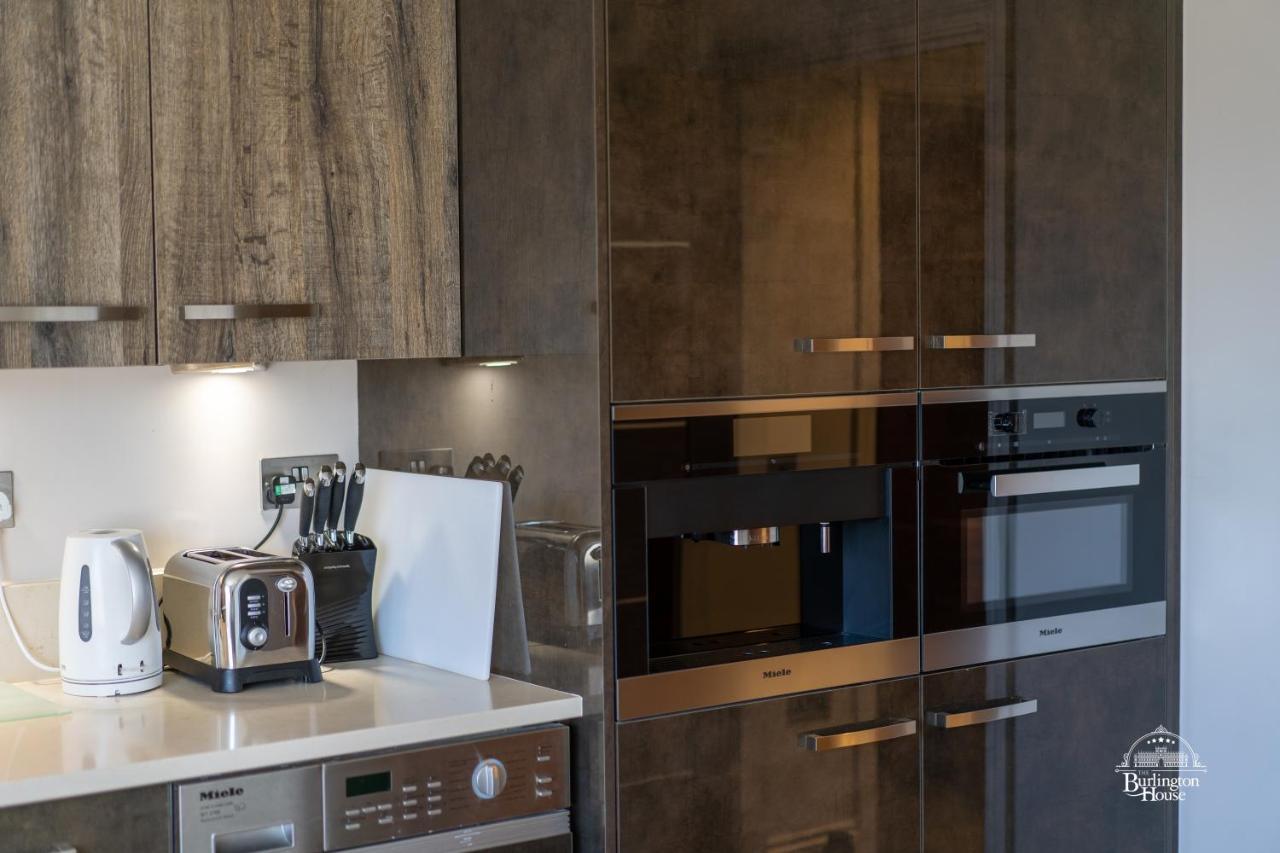 Burlington House Boutique Bed & Breakfast Oxford Ngoại thất bức ảnh A kitchen with a built-in microwave oven