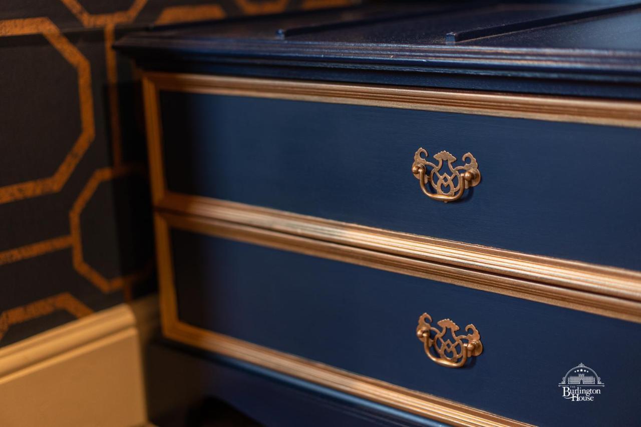 Burlington House Boutique Bed & Breakfast Oxford Ngoại thất bức ảnh A piece of furniture painted in a blue and gold colour combination