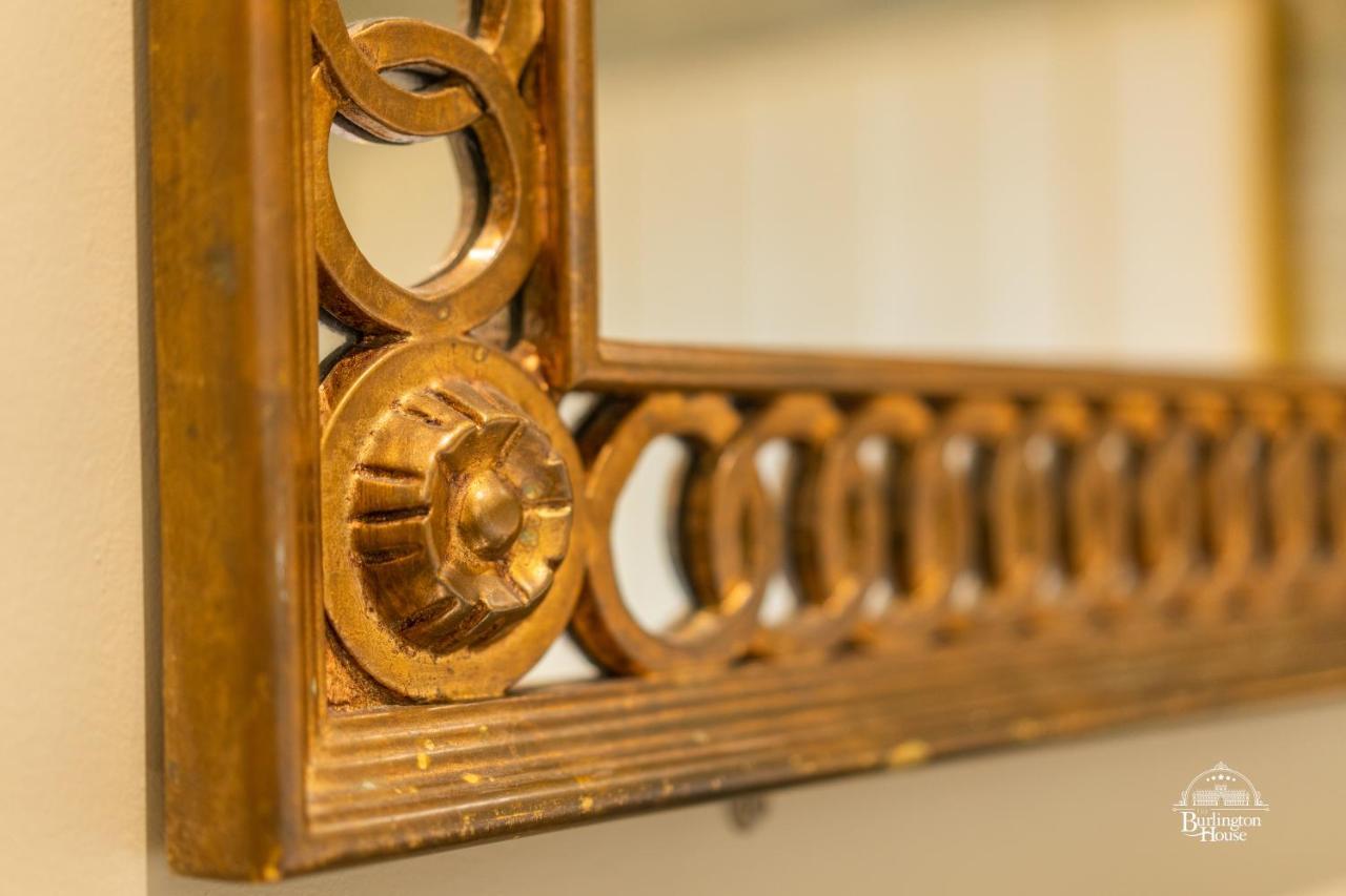 Burlington House Boutique Bed & Breakfast Oxford Ngoại thất bức ảnh Detail of the mirror frame