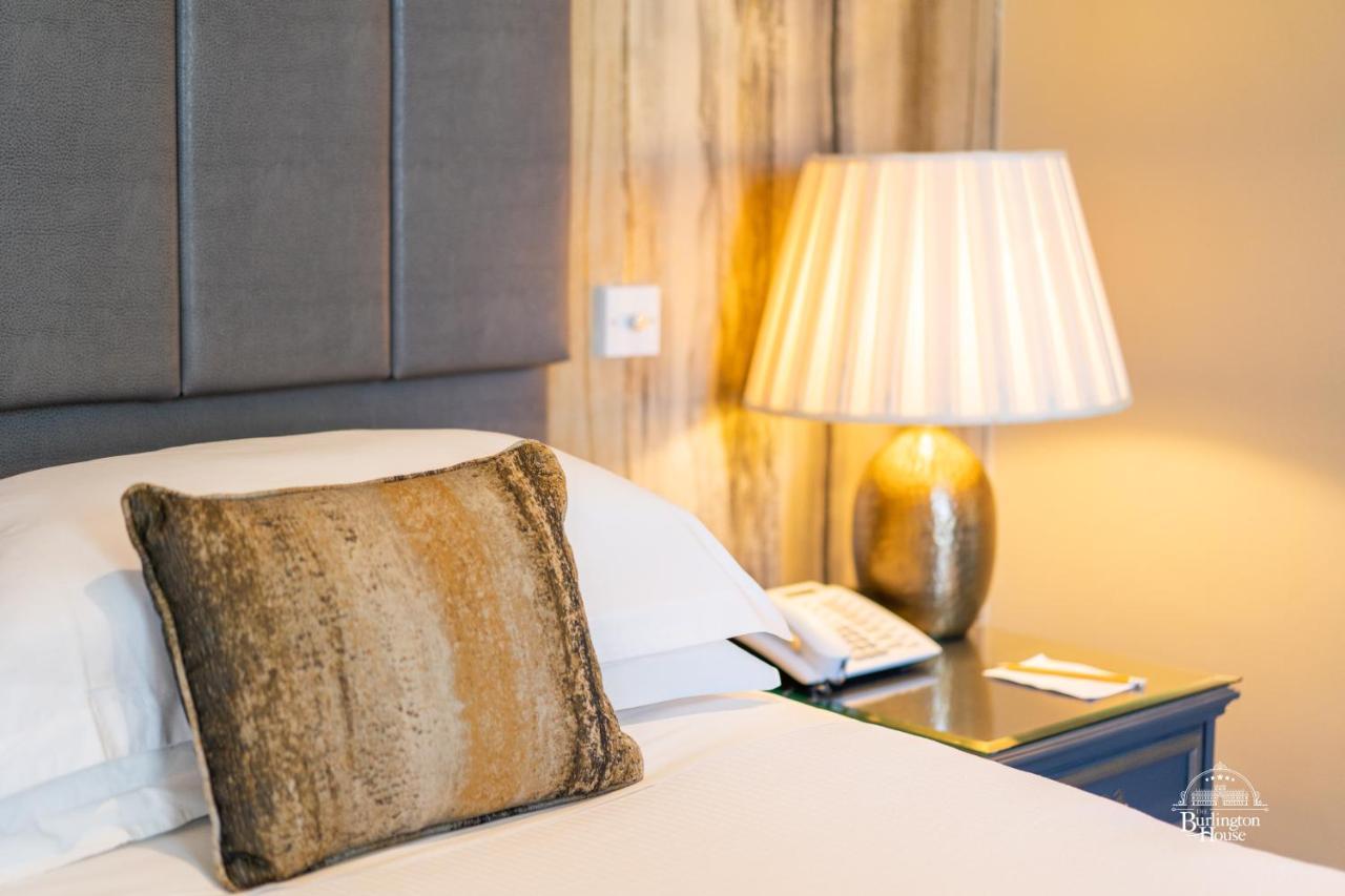 Burlington House Boutique Bed & Breakfast Oxford Ngoại thất bức ảnh A lamp on a bedside table