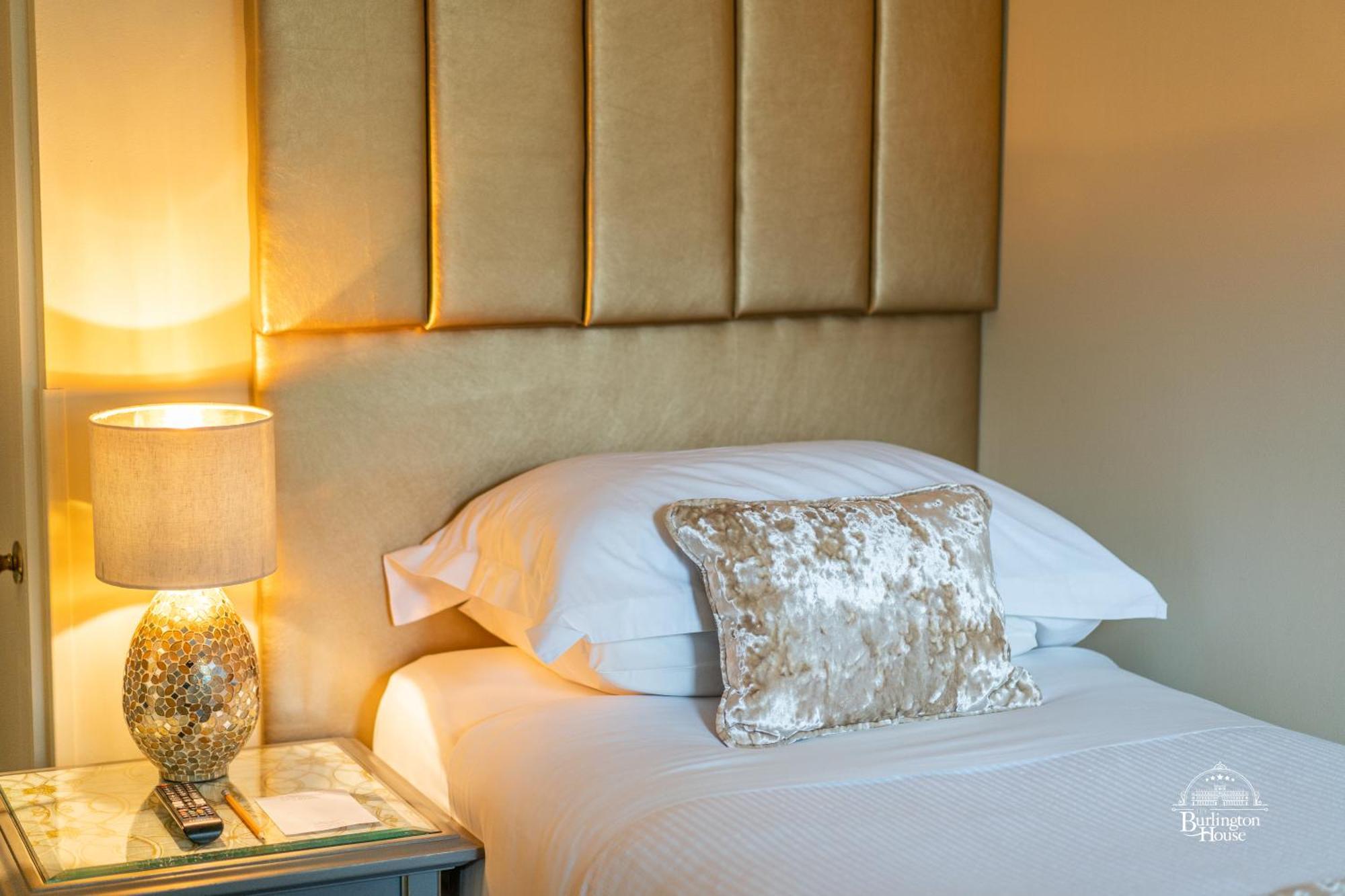 Burlington House Boutique Bed & Breakfast Oxford Phòng bức ảnh A bed with a headboard