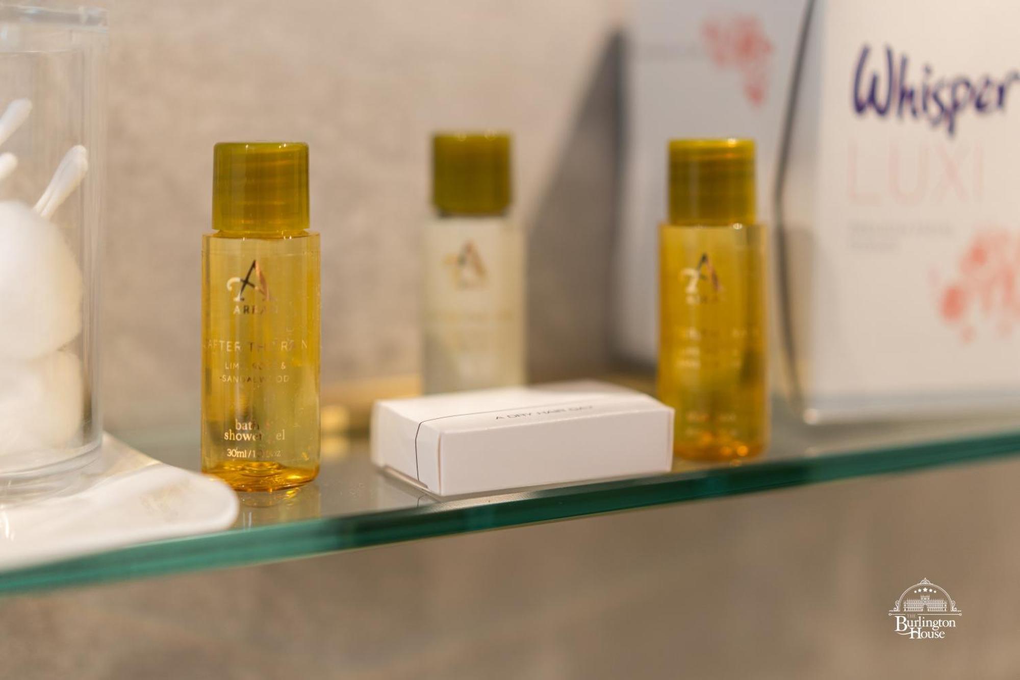 Burlington House Boutique Bed & Breakfast Oxford Phòng bức ảnh A selection of amenities by the brand