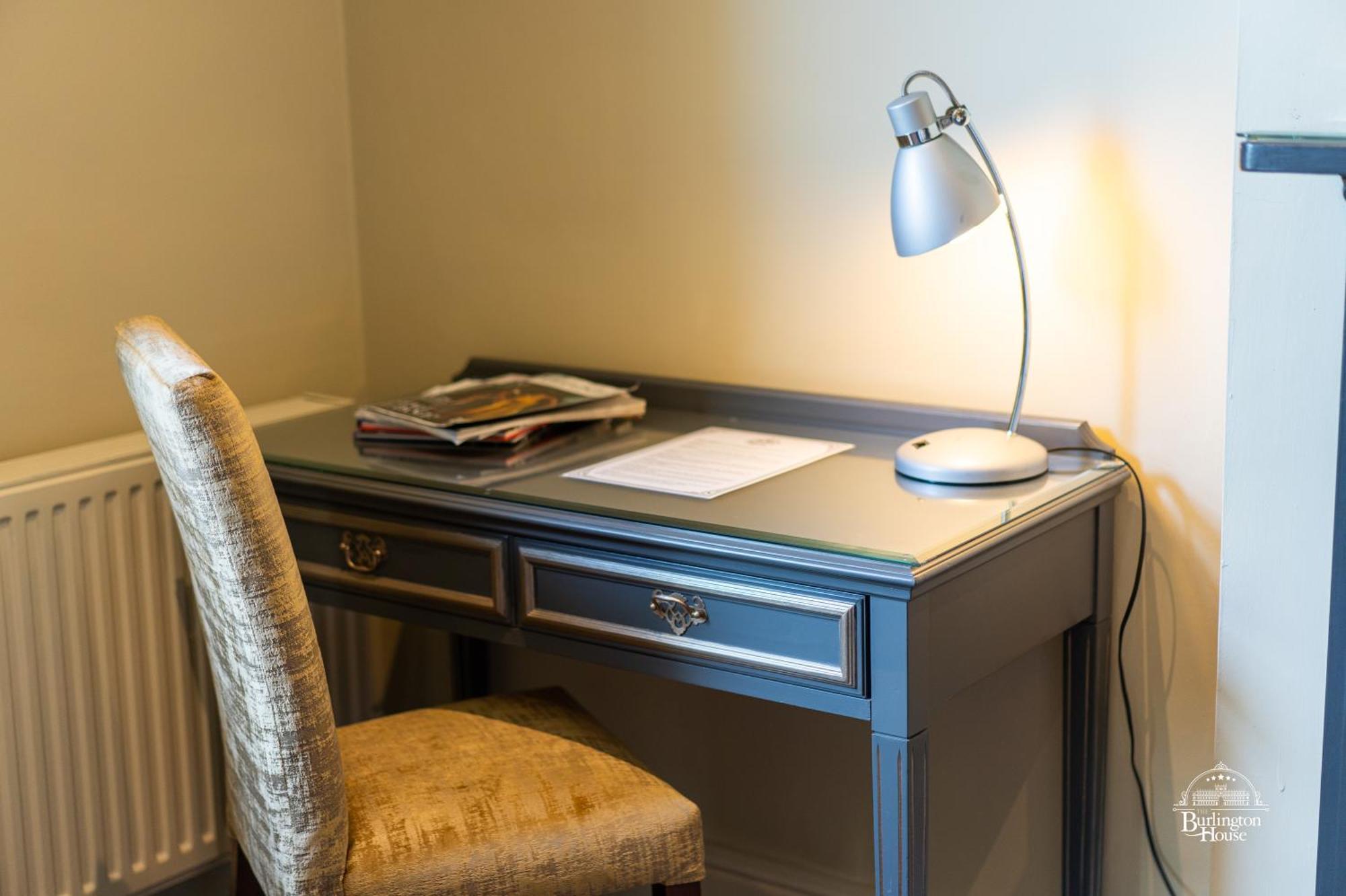 Burlington House Boutique Bed & Breakfast Oxford Phòng bức ảnh A desk lamp