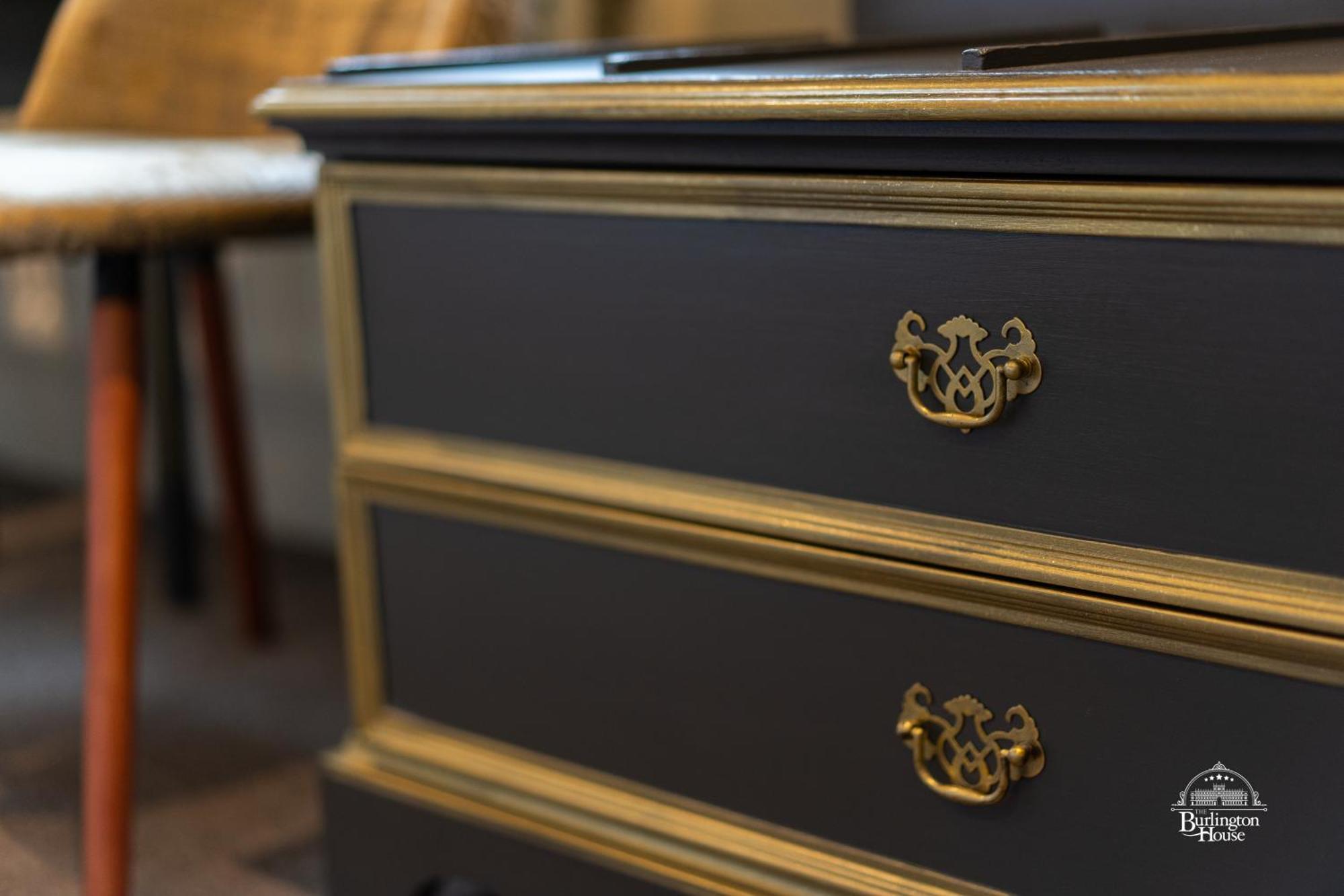 Burlington House Boutique Bed & Breakfast Oxford Phòng bức ảnh A piece of furniture with a gold leaf finish