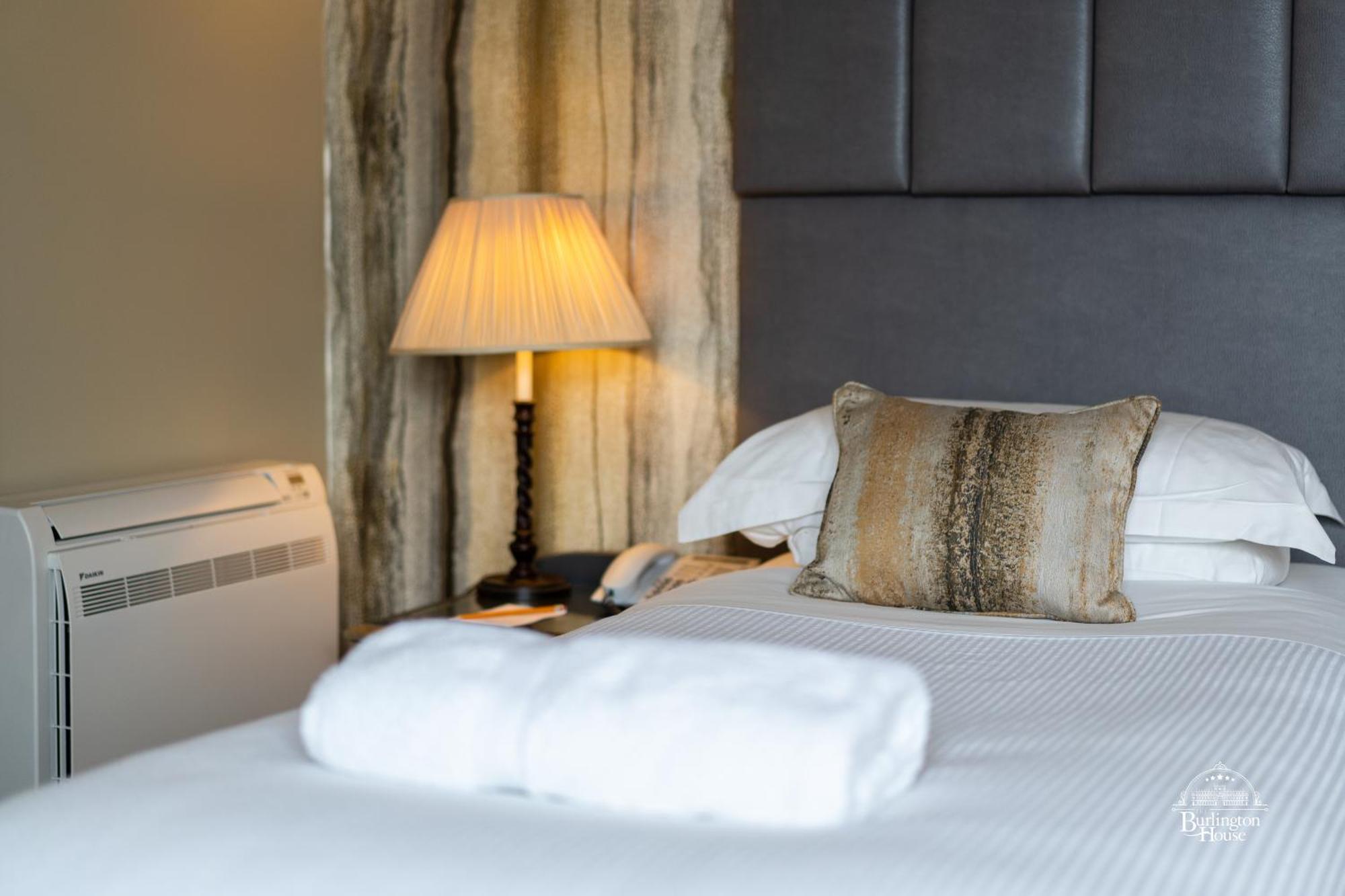Burlington House Boutique Bed & Breakfast Oxford Phòng bức ảnh A bed with a lamp and a pillow