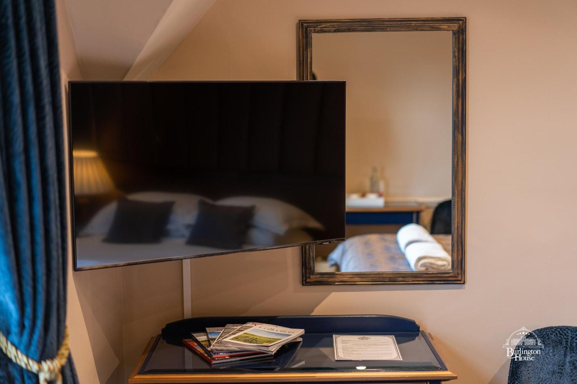 Burlington House Boutique Bed & Breakfast Oxford Phòng bức ảnh A television in a hotel room