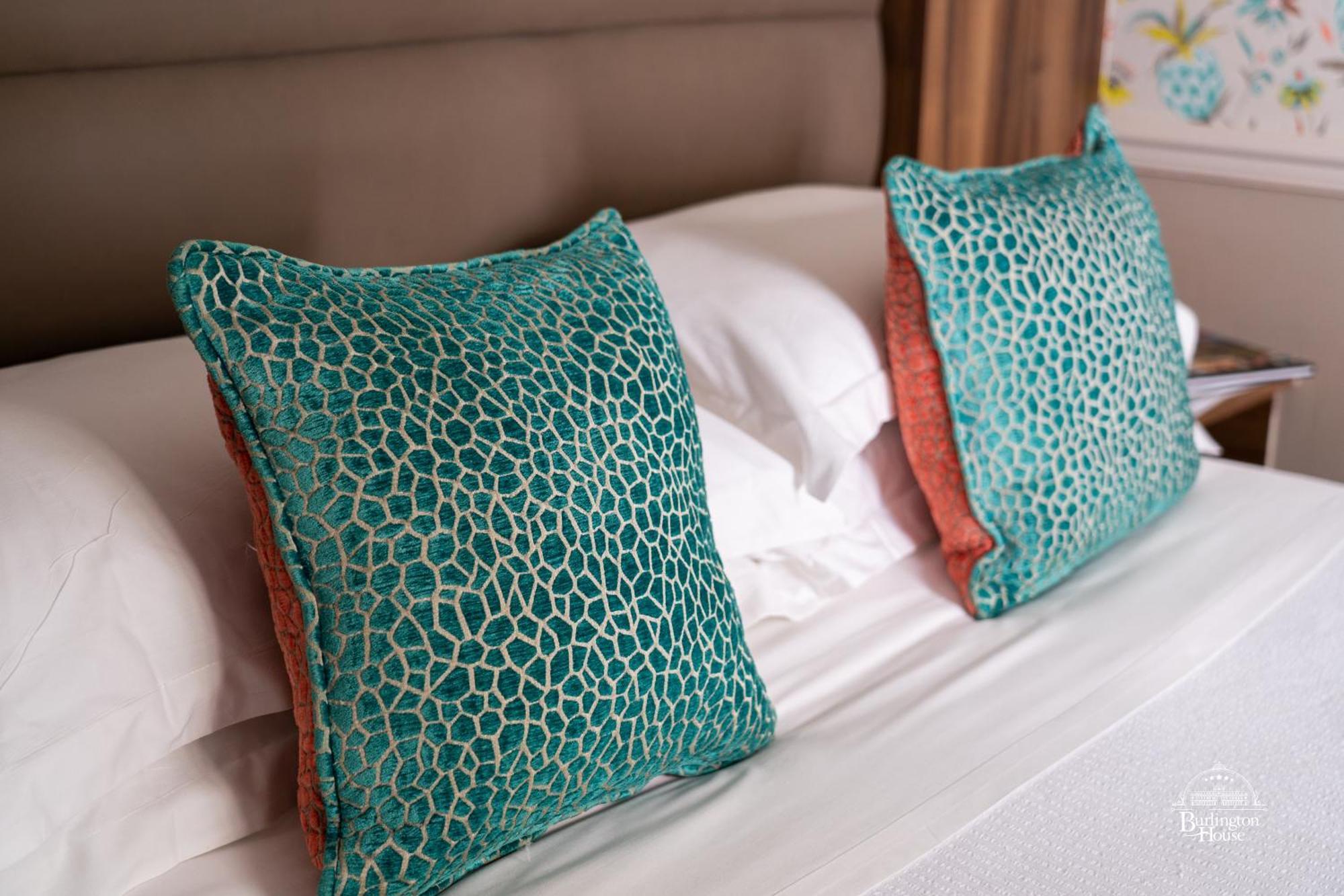 Burlington House Boutique Bed & Breakfast Oxford Phòng bức ảnh Cushions made from genuine stingray leather